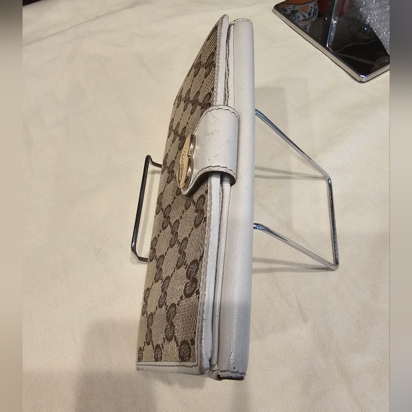 Vintage Gucci Wallet with Heart Detail - Picture 3 of 15